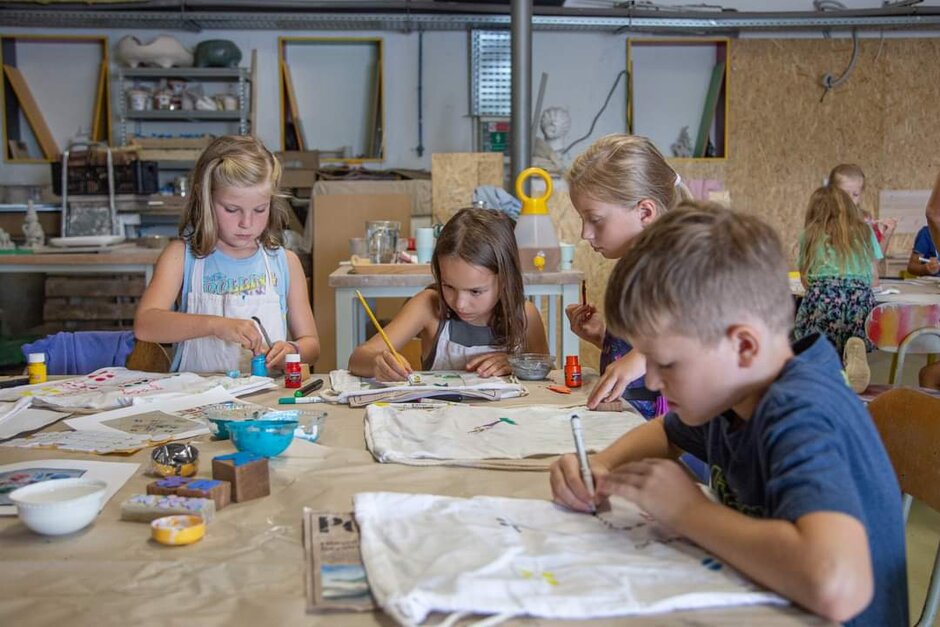 Aktuálně z polepšovny: ruce v hlíně nebo kámen, nůžky, papír