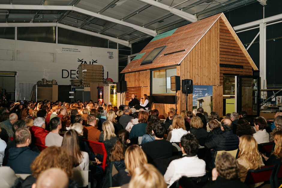 Lucie Výborná na druhé straně. V roli zpovídané