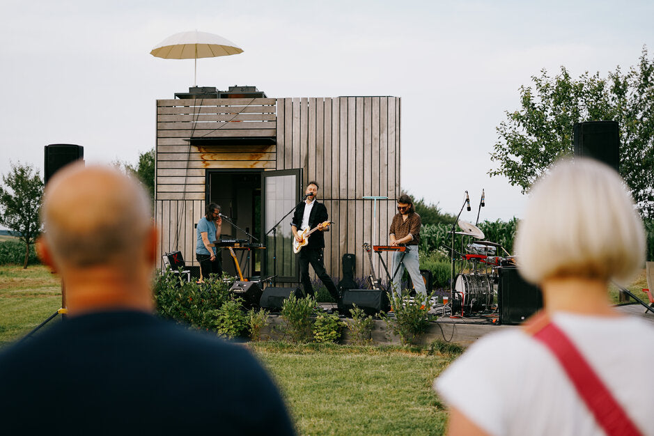 Za naší továrnou jsme otevřeli kempus. Teď je pro všechny