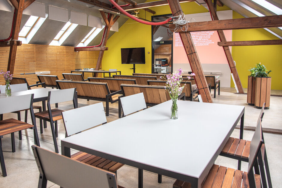 Školení nebo konference? Zkuste to udělat na poli